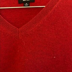 Uniqlo Men's V-Neck Sweater in Rich Red